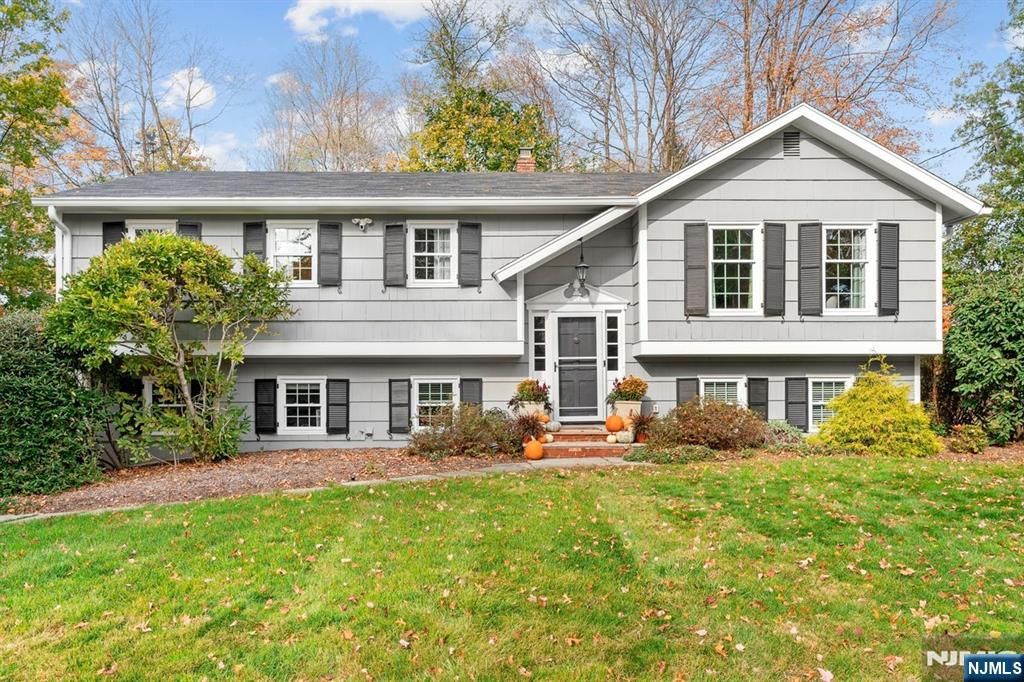 Photo of 757 Sunset Terrace, Franklin Lakes, NJ 07417 (MLS # 25036819)