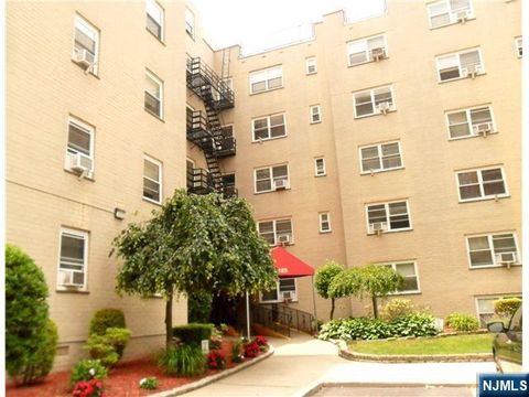 Photo of 2195 N Central Rd #1D, Fort Lee, NJ 07024 (MLS # 26005166)