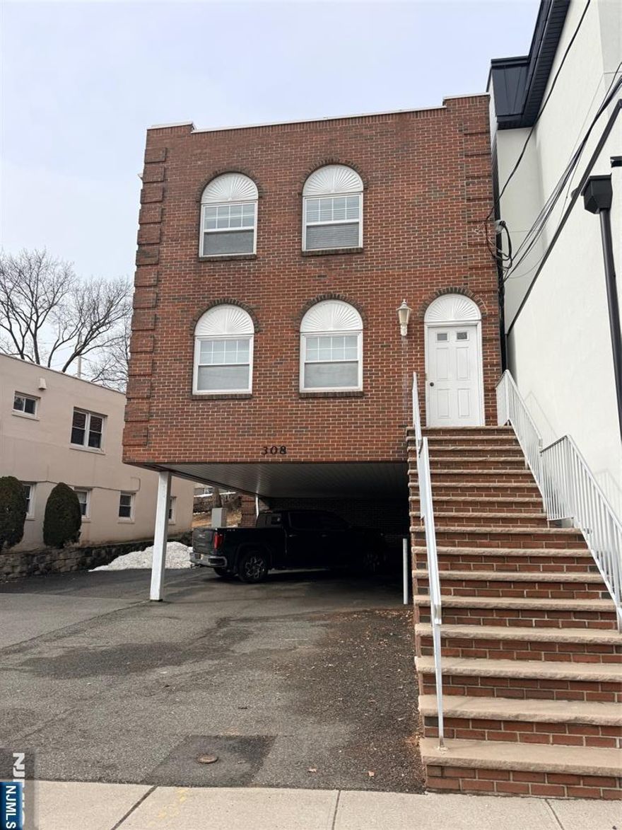 ONE BEDROOM APARTMENT FOR RENT, FEATURING NEWER KITCHEN-BATH- NEW CARPETS-,CENTRAL AIR FOR HEATING AND COOLING, ALSO INCLUDED IS 1 PARKING SPOT. NEW YORK VIEWS FROM LIVINGROOM . NO SMOKING IN UNIT NO PETS SECOND FLOOR, APARTMENT IS ON THE SECOND FLOOR AROUNDTHE BACK OF BUILDING . WASHER AND DRYER ON PREMISES, CREDIT CHECK