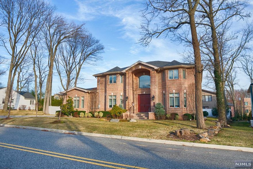 A PERFECT FAMILY HOME in move-in condition! Open, bright, and spotless clean home in the North Cliffs. Custom built in 2015 with 5"-wide custom hardwood floors and high-end finishes throughout. 1st Floor: Open floor plan with soaring ceilings. Open concept kitchen with nice flow to the family room and backyard deck. Living room, dining room, bedroom and powder room round out the first floor. 2nd Floor: Master with en suite bath, 3 more bedrooms and 2 full bathrooms offer great living space. Basement is fully finished with spacious exercise and play area, a bonus room and a full bath. Equipped with radiant heat, backup generator, and Verizon FioS high-speed internet. Wooden deck in the beautiful backyard. Owner is a licensed agent.