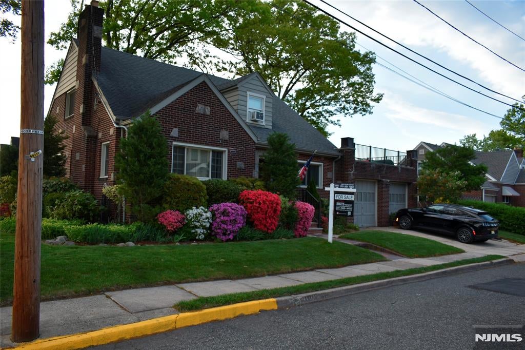 585 Monroe Place
