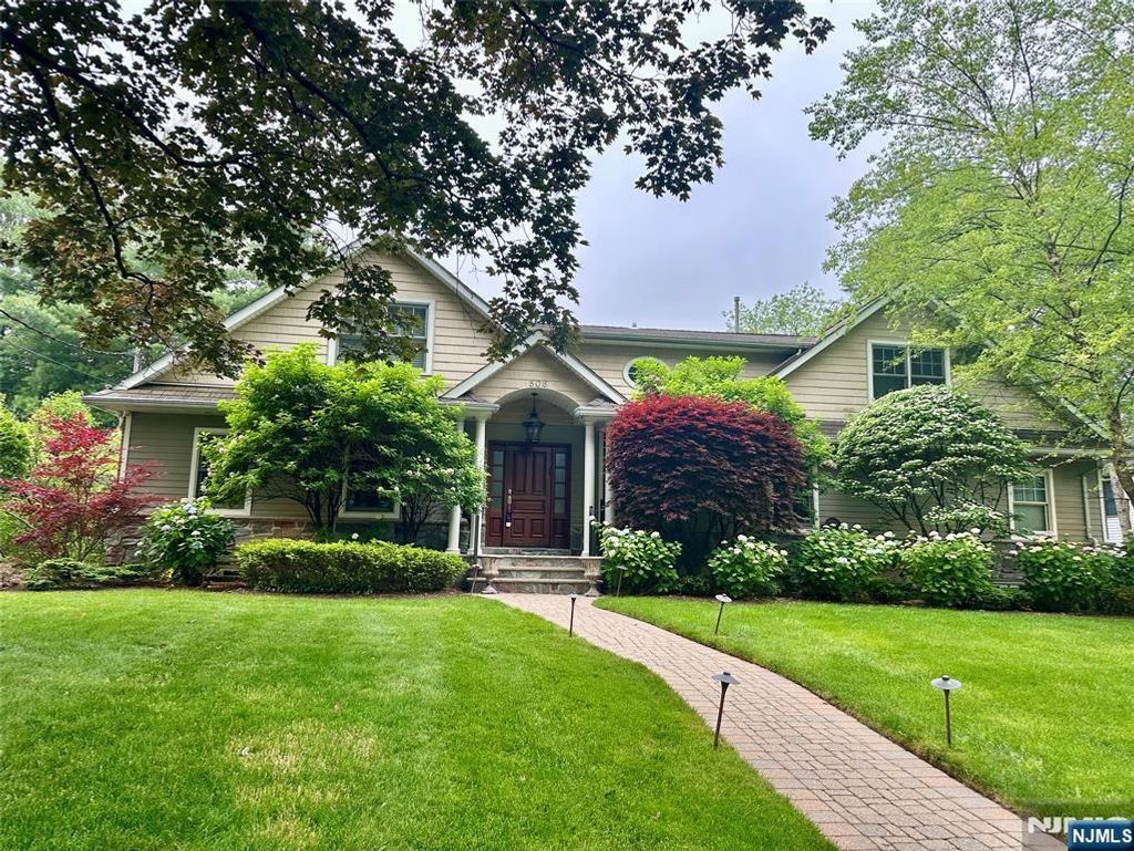 Photo of 506 Sunderland Road, Teaneck, NJ 07666 (MLS # 25024712)