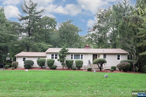 Photo of 331 Forest Glen Avenue, Franklin Lakes, NJ 07417 (MLS # 26035035)