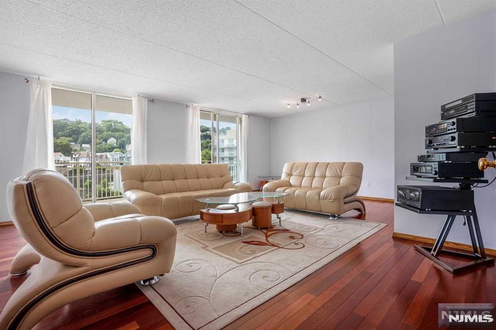 1055 River Road 905