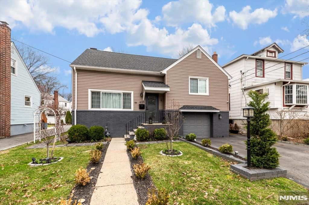 Photo of 659 River Road, Teaneck, NJ 07666 (MLS # 26004973)