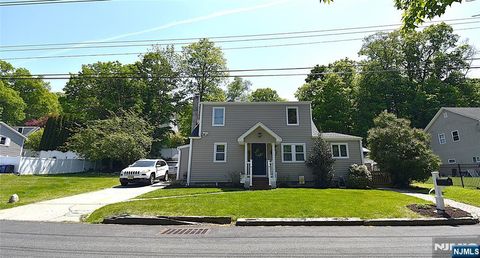 Photo of 33 Alabama Avenue, Jefferson Township, NJ 07849 (MLS # 26018751)