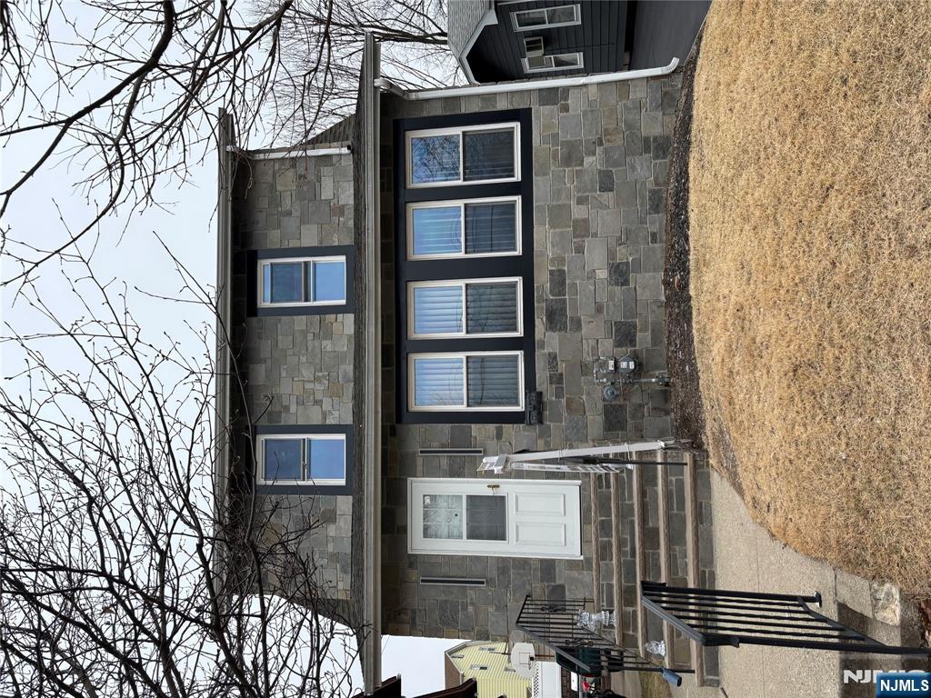 18 Park Ave, Garfield, New Jersey - 3 Bedrooms  
2.5 Bathrooms  
7 Rooms - 