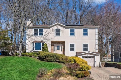 Photo of 33 Country Club Road, Tenafly, NJ 07670 (MLS # 26006353)