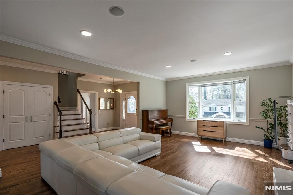 Photo of 33 Country Club Road, Tenafly, NJ 07670 (MLS # 26006353)