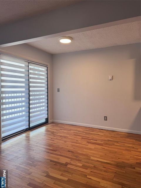Photo of 148 Undercliff Ave #4, Edgewater, NJ 07020 (MLS # 26009285)