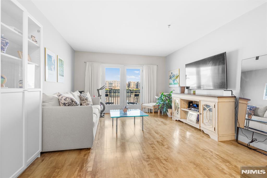 154 The Promenade, Edgewater, New Jersey - 1 Bedrooms  
1 Bathrooms - 