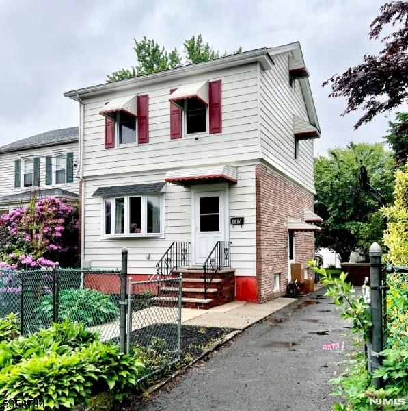 410 Broughton Avenue, Bloomfield, New Jersey - 3 Bedrooms  
1 Bathrooms  
10 Rooms - 