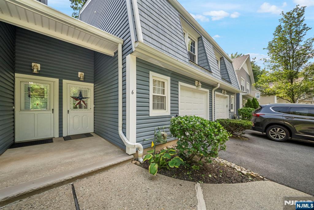 6 Crestwood Mews