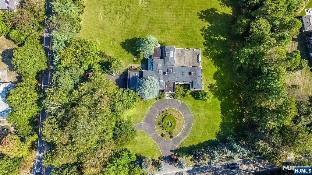 Photo of 132 Chestnut Ridge Road, Saddle River, NJ 07458 (MLS # 25033402)