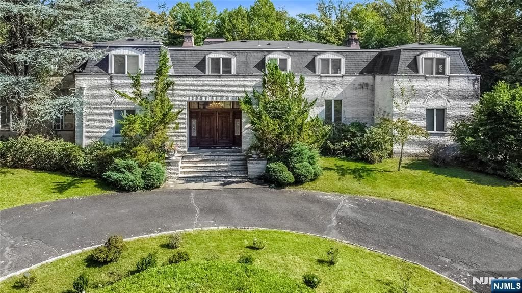 Photo of 132 Chestnut Ridge Road, Saddle River, NJ 07458 (MLS # 25033402)