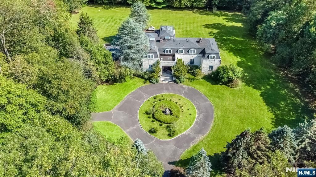 Photo of 132 Chestnut Ridge Road, Saddle River, NJ 07458 (MLS # 25033402)