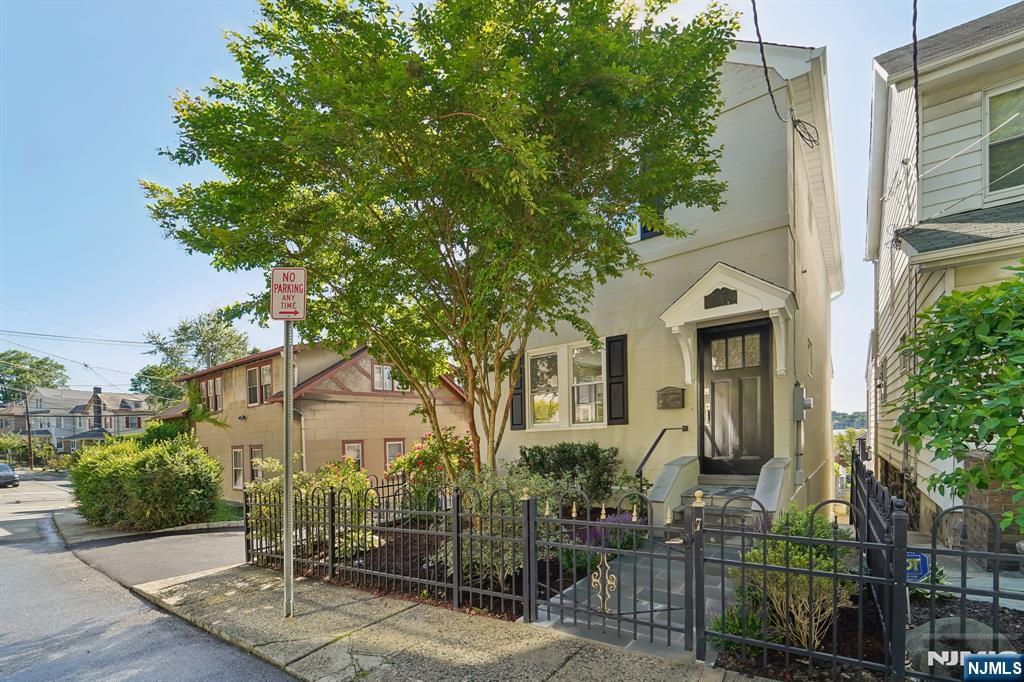 Property for Sale at 7 Rockwood Place, Edgewater, New Jersey - Bedrooms: 3 
Bathrooms: 2 
Rooms: 7  - $988,000