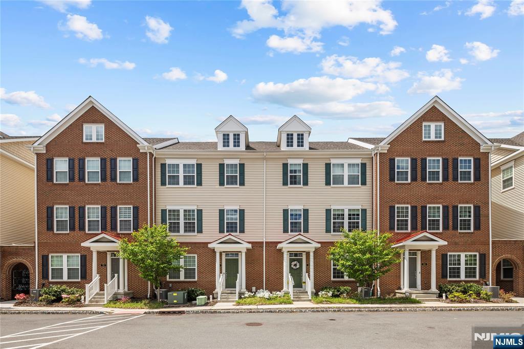 82 E Landmark 82, Fair Lawn, New Jersey - 3 Bedrooms  
3 Bathrooms  
8 Rooms - 