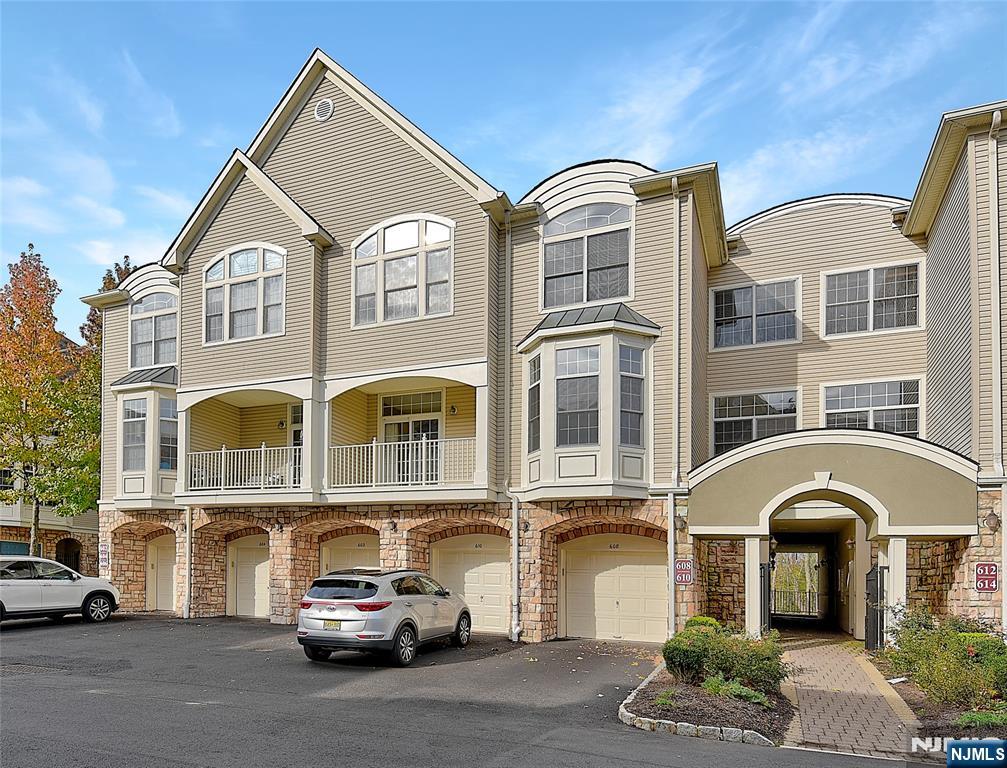 608 Kensington Ln, Livingston, New Jersey - 3 Bedrooms  
3 Bathrooms  
6 Rooms - 