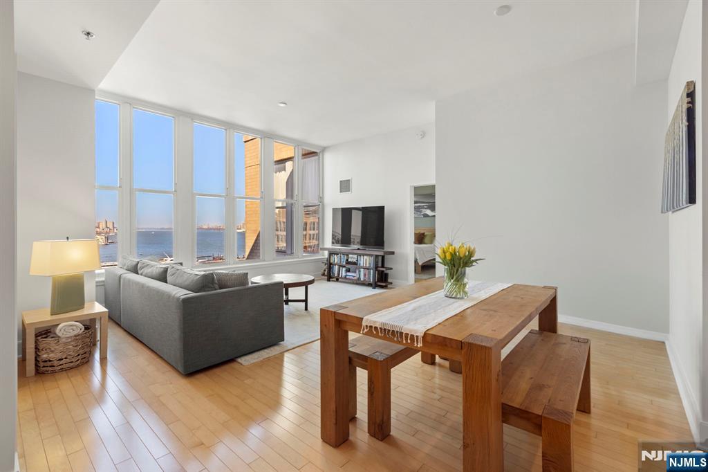 1125 Maxwell Lane 1203