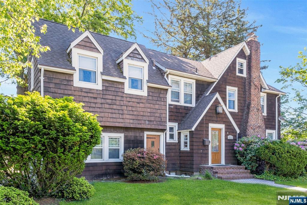 400 Prospect Avenue, Oradell, New Jersey - 5 Bedrooms  
3.5 Bathrooms  
10 Rooms - 