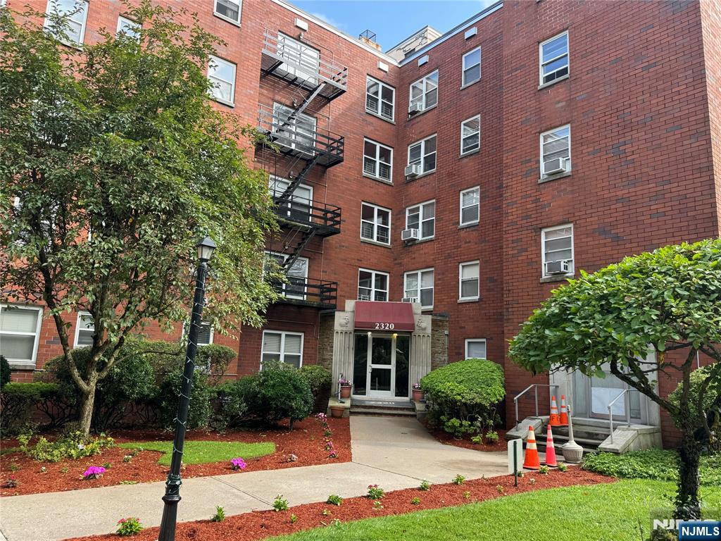 Rental Property at 2320 Linwood Ave 2D, Fort Lee, New Jersey - Bedrooms: 2 
Bathrooms: 1 
Rooms: 5  - $2,650 MO.