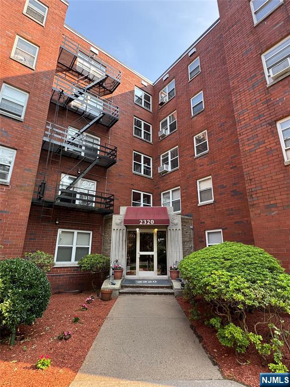 Rental Property at 2320 Linwood Ave 2D, Fort Lee, New Jersey - Bedrooms: 2 
Bathrooms: 1 
Rooms: 5  - $2,650 MO.