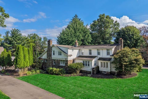 Photo of 41 E Crescent Avenue, Mahwah, NJ 07430 (MLS # 26032195)