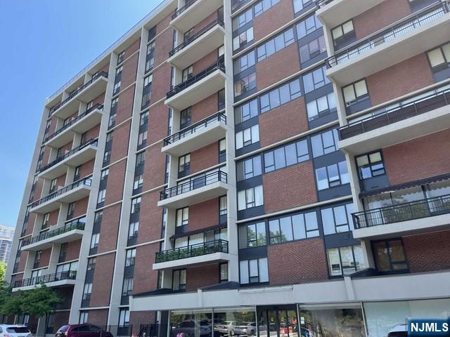 Rental Property at 4 Horizon 631, Fort Lee, New Jersey - Bedrooms: 1 
Bathrooms: 1 
Rooms: 3  - $2,400 MO.