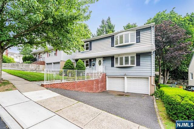 37 Woodland Ave 2, Maywood, New Jersey - 2 Bedrooms  
1 Bathrooms  
6 Rooms - 