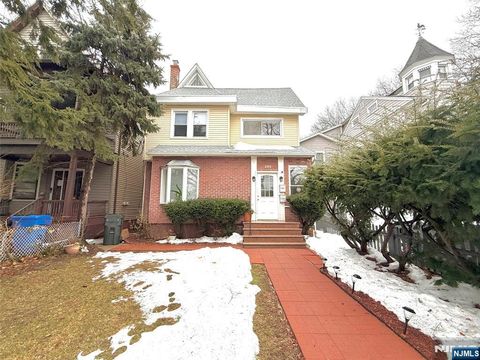 Photo of 283 Mortimer Ave #2nd fl, Rutherford, NJ 07070 (MLS # 26005838)