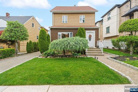 Photo of 1631 Maple Street, Fort Lee, NJ 07024 (MLS # 26018097)