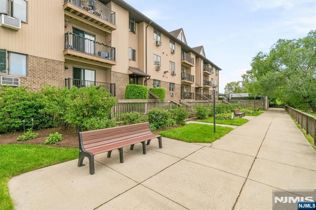 651 Riverside B15