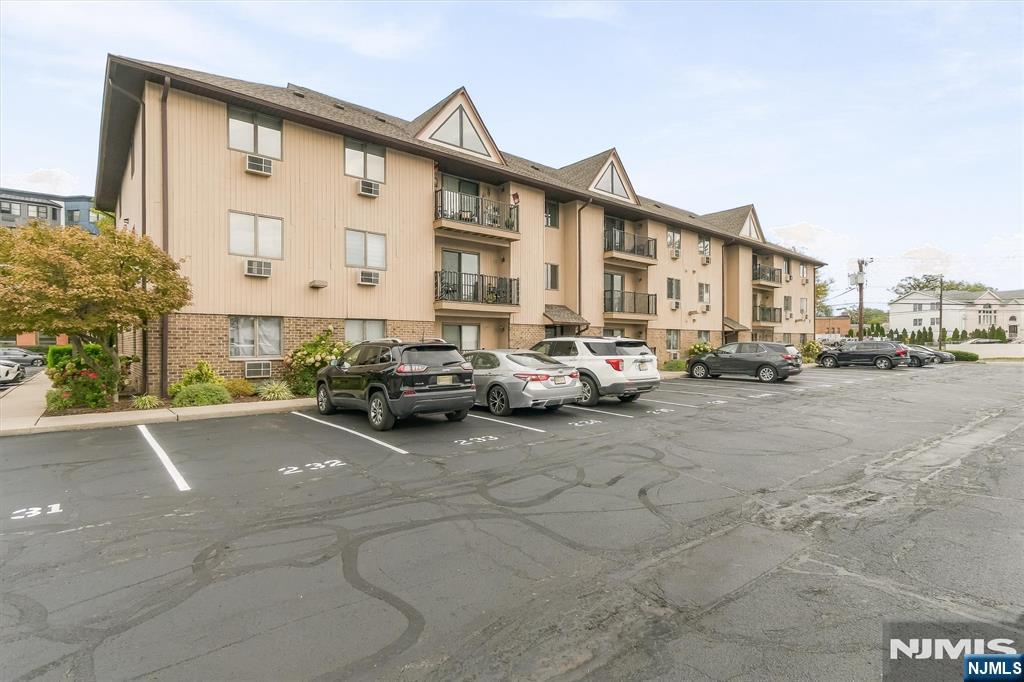 651 Riverside B15