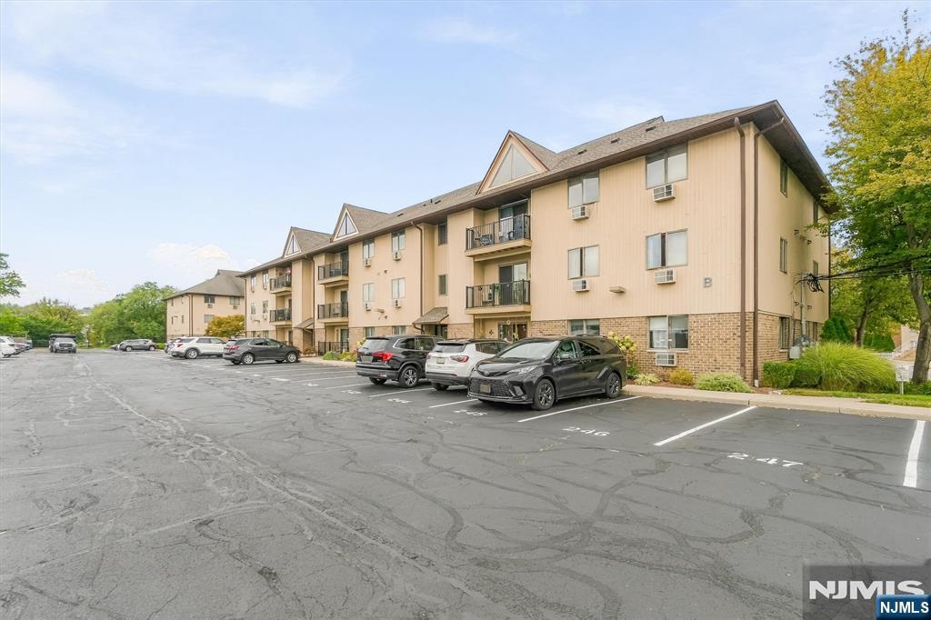 651 Riverside B15