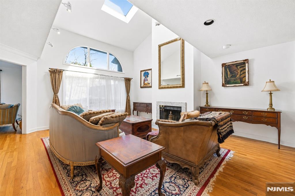 374 French Court
