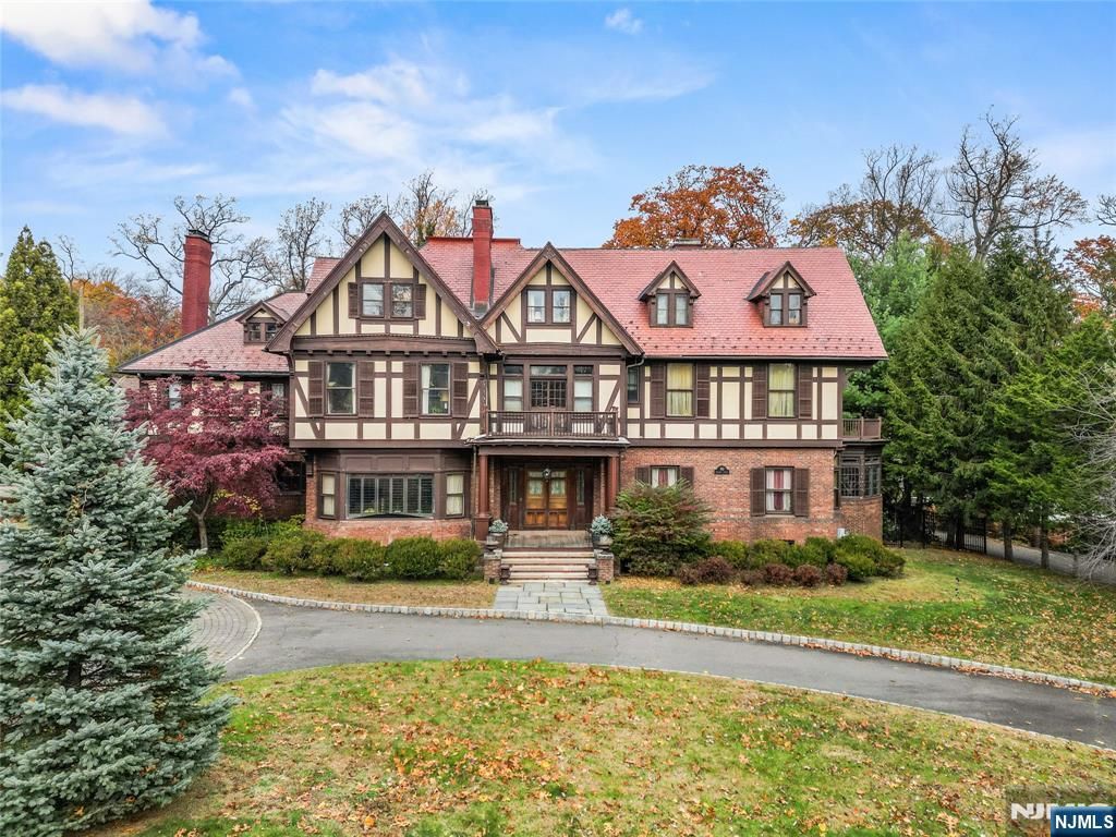 Photo of 90 Gregory Avenue, West Orange, NJ 07052 (MLS # 25043348)