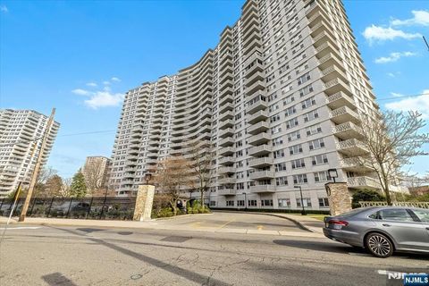 Photo of 2000 Linwood Avenue #14Y, Fort Lee, NJ 07024 (MLS # 26014441)