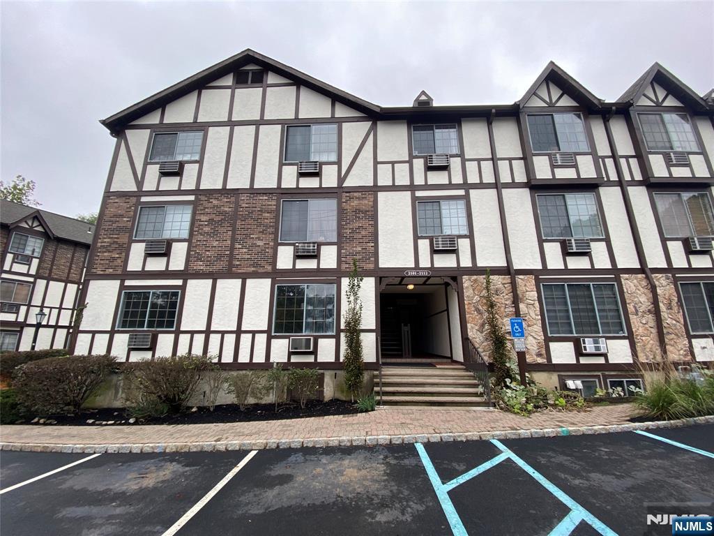 Rental Property at 2110 Hawthorne Ln, Mahwah, New Jersey - Bedrooms: 2 
Bathrooms: 1 
Rooms: 4  - $2,150 MO.