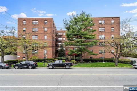Photo of 130 Orient Way #4F, Rutherford, NJ 07070 (MLS # 26024991)