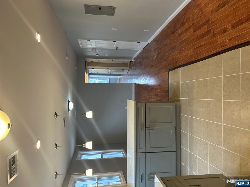 440 S 17th St 2, Newark, New Jersey - 3 Bedrooms  
2 Bathrooms  
5 Rooms - 