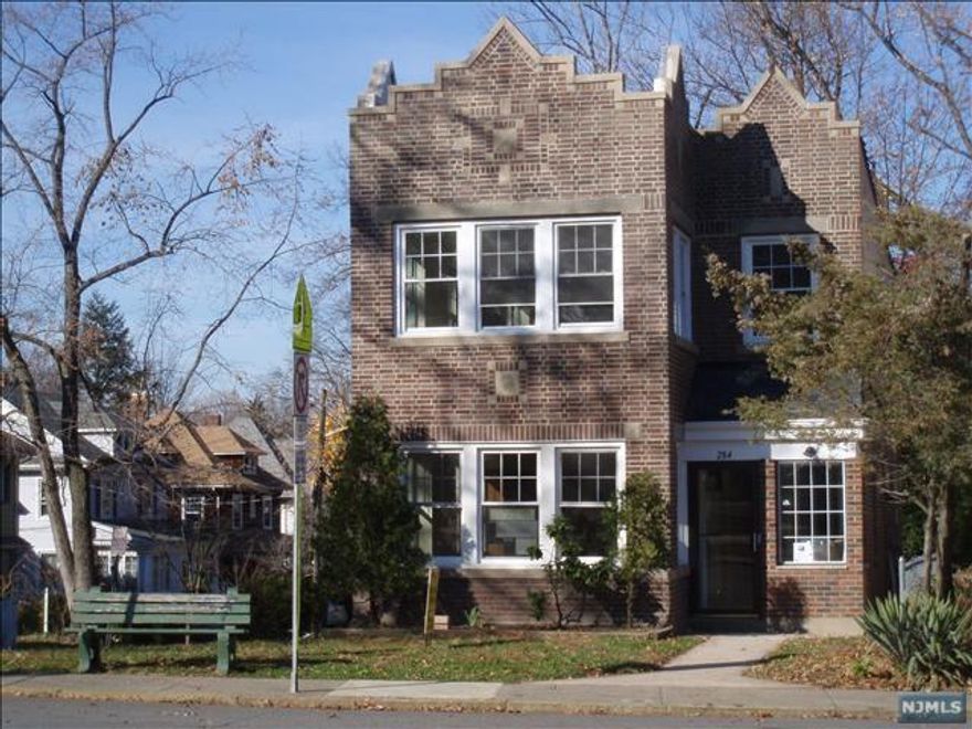 Well Maintained !!! Bright 3 Bedrooms & 2 Full Bathrooms apt of this young two family house in Leonia. It was built in 2010 ,Hardwood Floor throughout. Open Kitchen with large Living Area. Central locate in Leonia , it close to the School, Supermarket, NJ Transit and major highway!