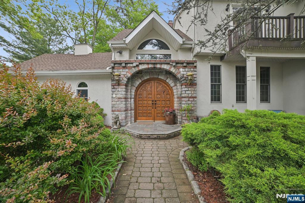 4121 Dunkerhook Road, Fair Lawn, New Jersey - 3 Bedrooms  
4 Bathrooms  
10 Rooms - 