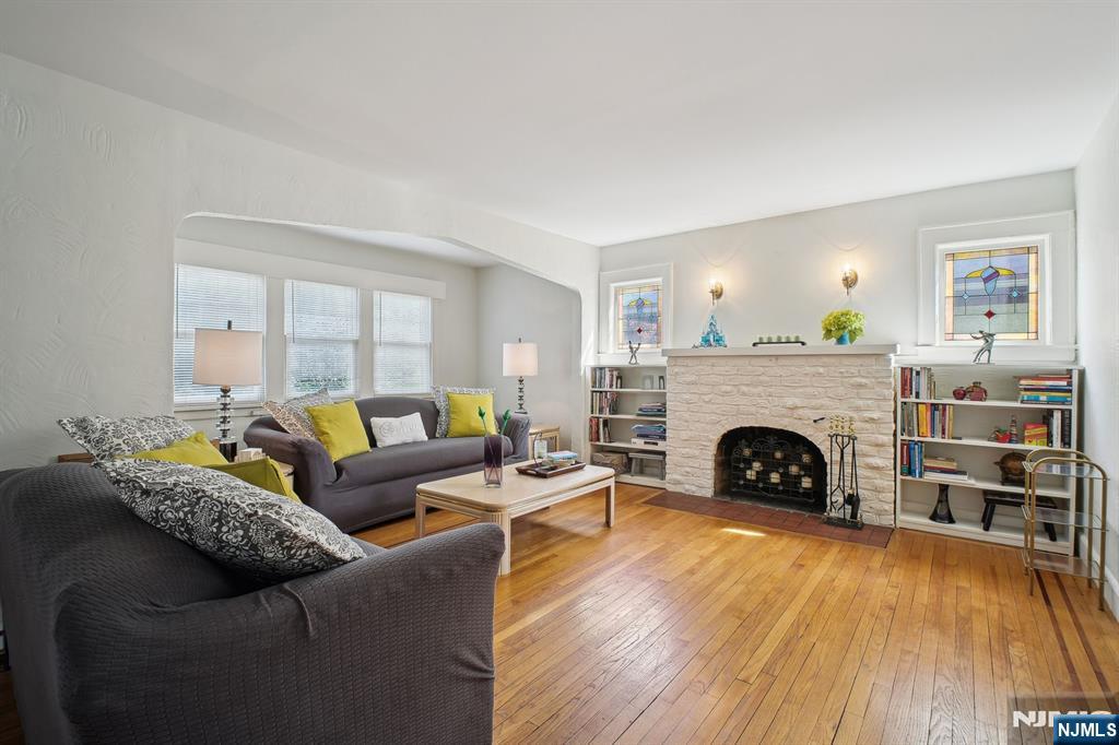 884 Helen Street, Teaneck, New Jersey - 3 Bedrooms  
3 Bathrooms  
7 Rooms - 
