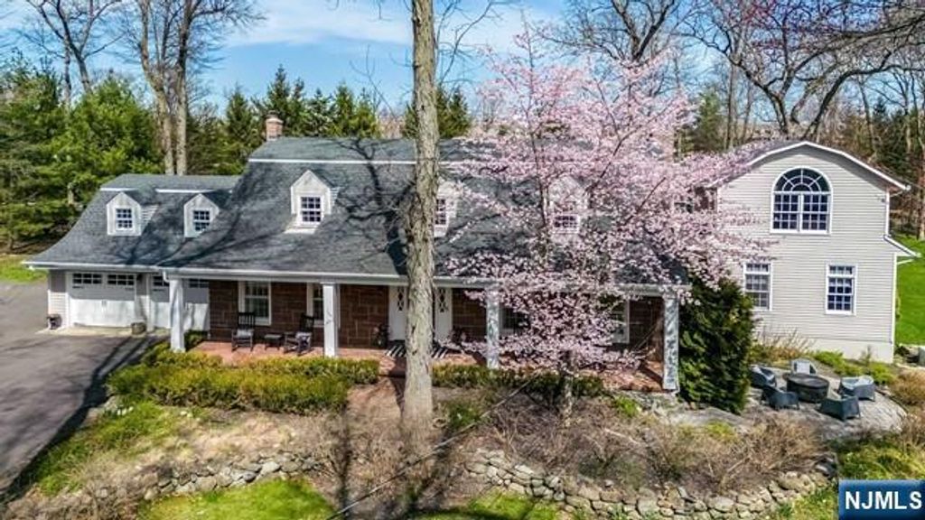 Photo of 202 Chestnut Ridge Road, Saddle River, NJ 07458 (MLS # 26006205)