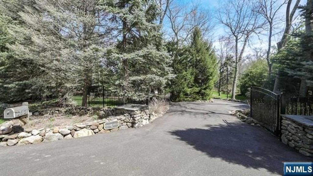 Photo of 202 Chestnut Ridge Road, Saddle River, NJ 07458 (MLS # 26006205)