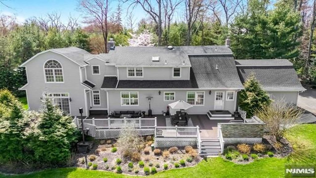 Photo of 202 Chestnut Ridge Road, Saddle River, NJ 07458 (MLS # 26006205)