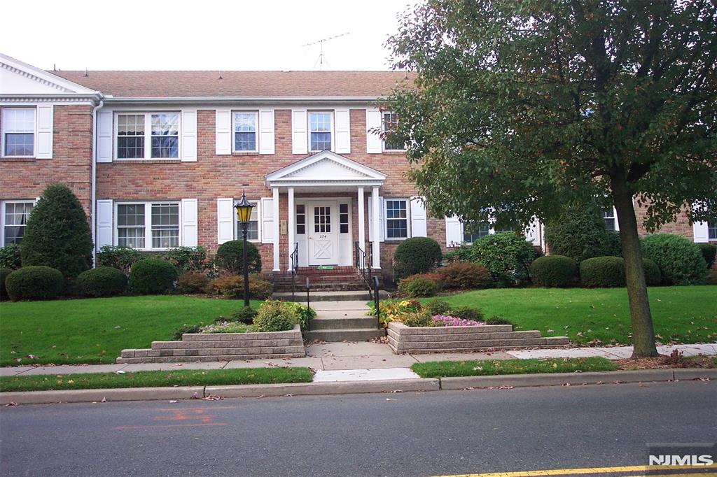 374 E Ridgewood Ave 2, Ridgewood, New Jersey - 2 Bedrooms  
2 Bathrooms  
5 Rooms - 