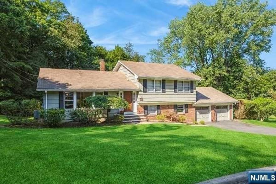 Well maintained 4 bedrooms 3 full baths. Located on a cul de sac, in the sought after west side of Haworth. New KITCHEN with top of the line appliances. TWO TIER deck, New washer and dryer, Newer air condition. Close to elementary school, town pool. Close to Closter plaza (whole food), easy access to NYC buses. Award winning schools.