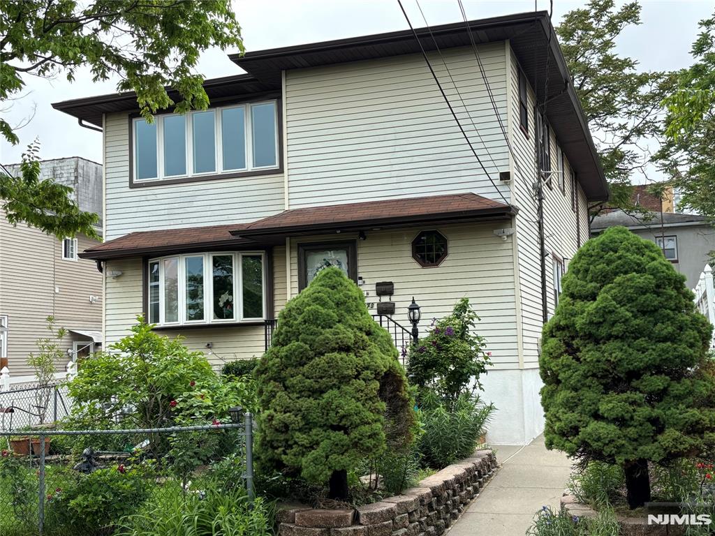 Rental Property at 173 Farnham Ave, Lodi, New Jersey - Bedrooms: 3 
Bathrooms: 1 
Rooms: 7  - $2,400 MO.